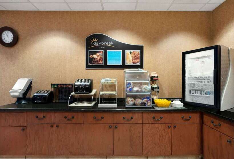 בית מלון כפרי Days Inn & Suites By Wyndham Strathmore