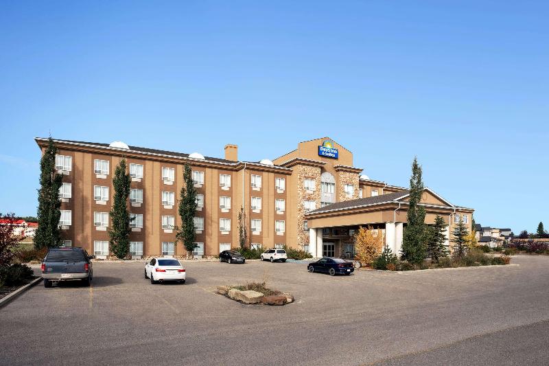 בית מלון כפרי Days Inn & Suites By Wyndham Strathmore