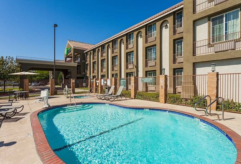 هتل Holiday Inn Express Lancaster, An Ihg