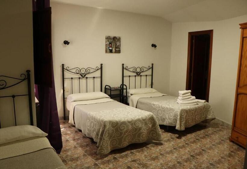 پانسیون Hostal La Alberca