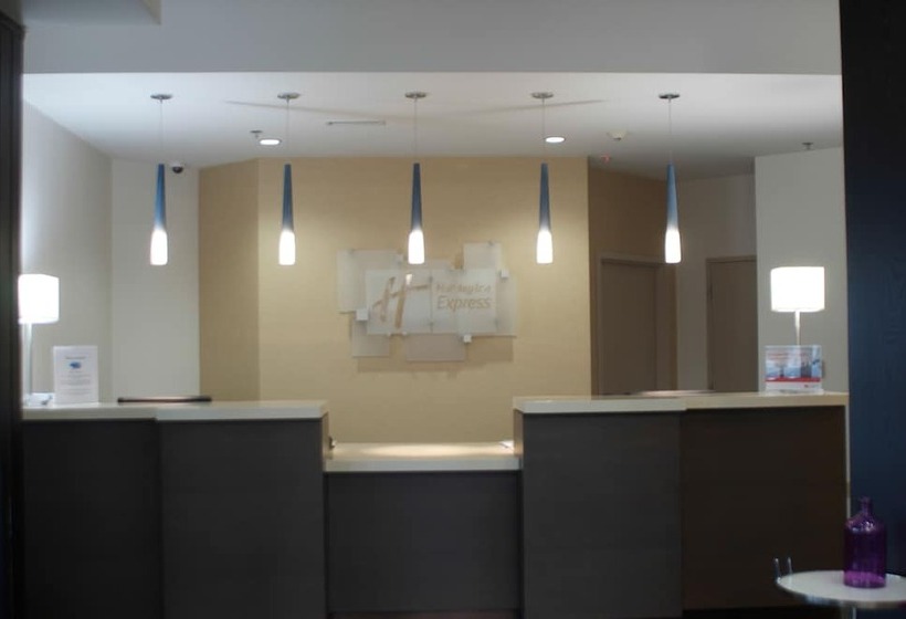 هتل Holiday Inn Express Hickory   Hickory Mart, An Ihg