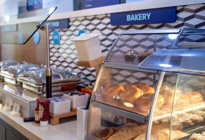 هتل Holiday Inn Express Hickory   Hickory Mart, An Ihg