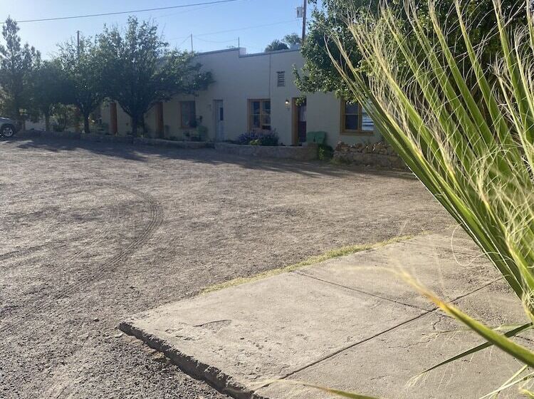 فندق على الطريق Charles Hotsprings