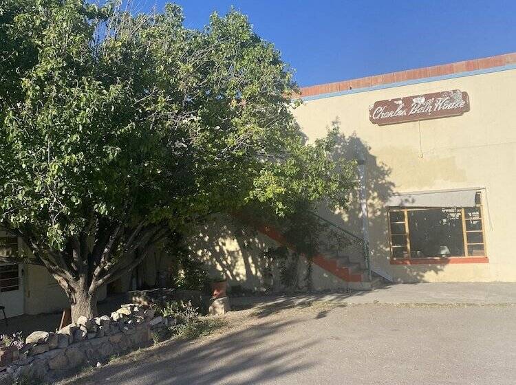 فندق على الطريق Charles Hotsprings