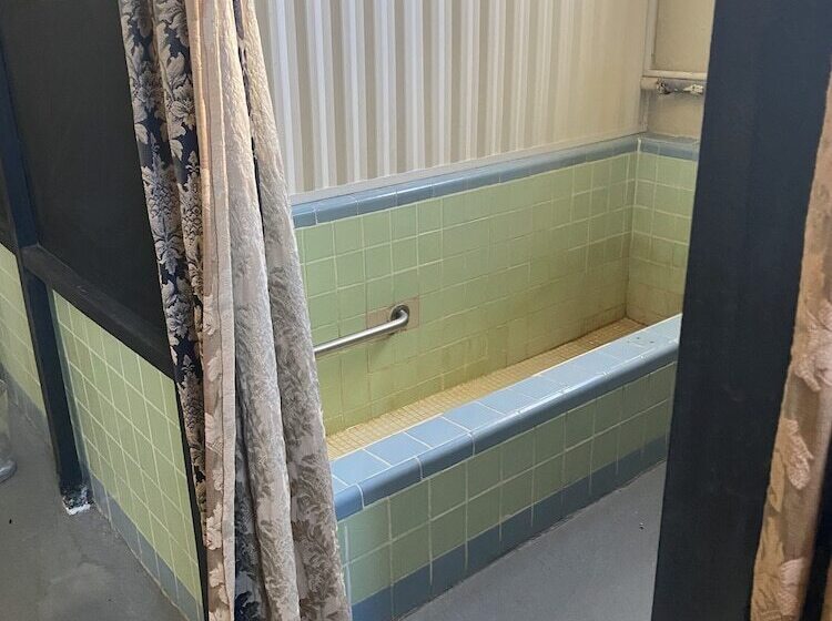 فندق على الطريق Charles Hotsprings