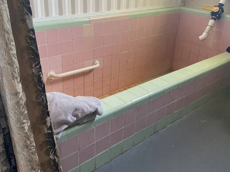 فندق على الطريق Charles Hotsprings