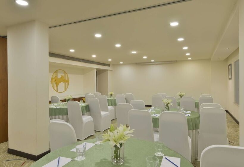 فندق Hampton By Hilton Vadodara  Alkapuri