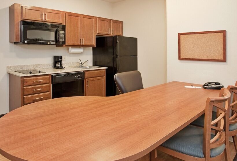 Отель Candlewood Suites Kansas City Northeast, An Ihg