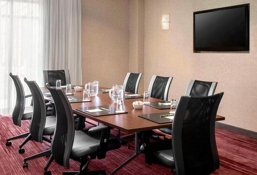 هتل Courtyard By Marriott Newark Elizabeth
