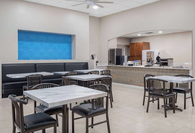 هتل Days Inn & Suites By Wyndham Niagara Falls/buffalo