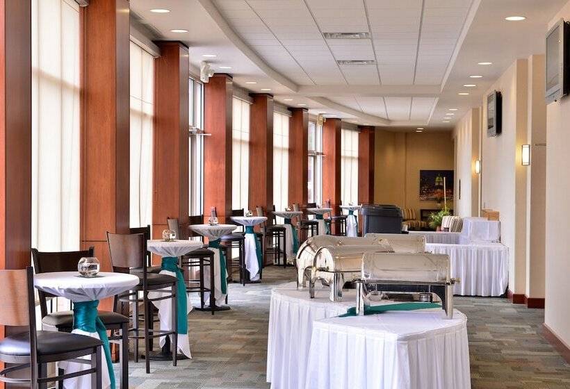 هتل Holiday Inn Madison At The American Center, An Ihg