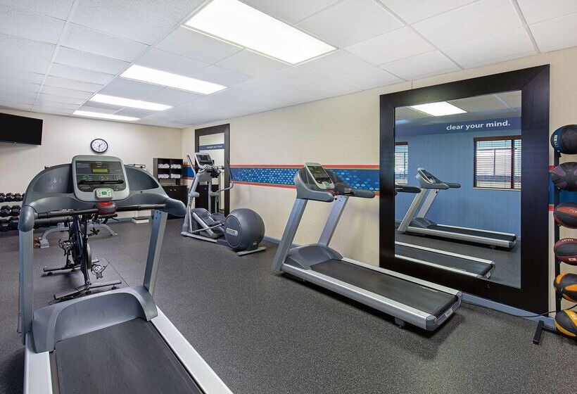 Отель Hampton Inn & Suites Madisonville