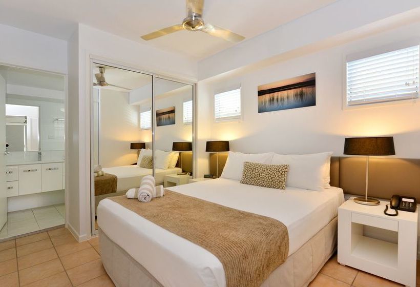 هتل Port Douglas Apartments   Adults Only Oasis