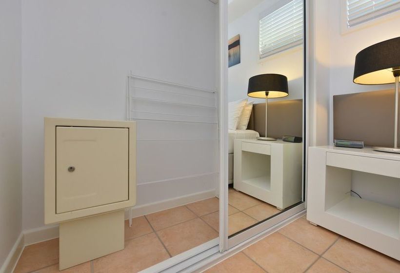 هتل Port Douglas Apartments   Adults Only Oasis