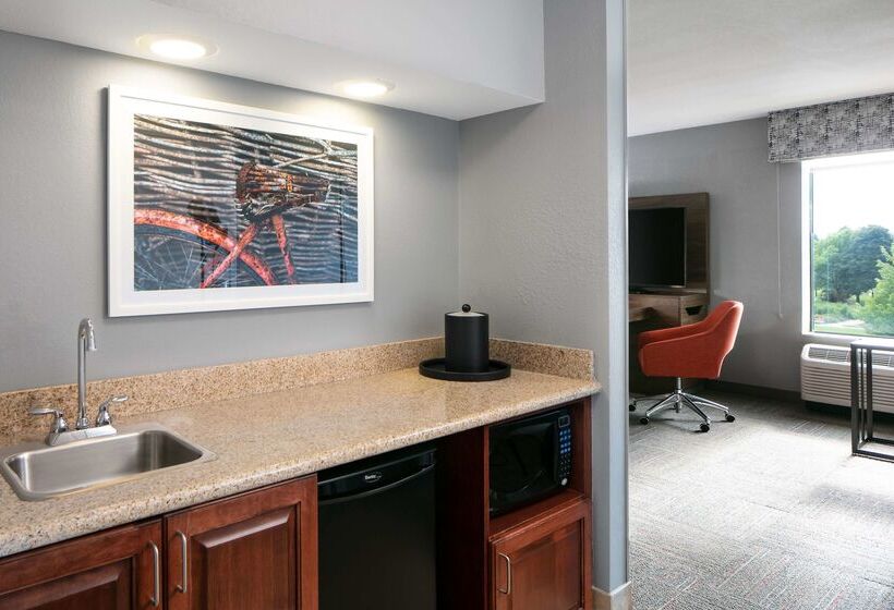 فندق Hampton Inn & Suites West Bend