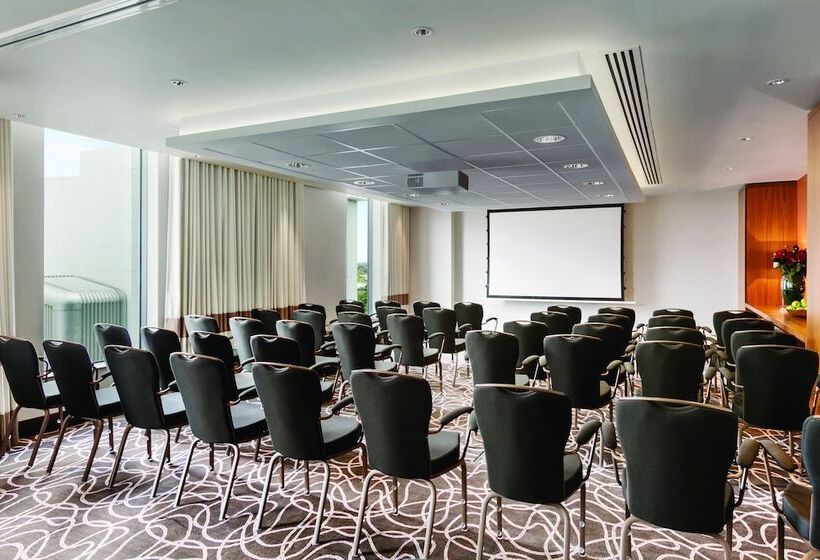 هتل Hilton London Wembley