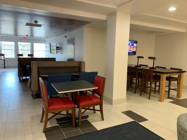 Holiday Inn Express Hotel & Suites Rochester, An Ihg