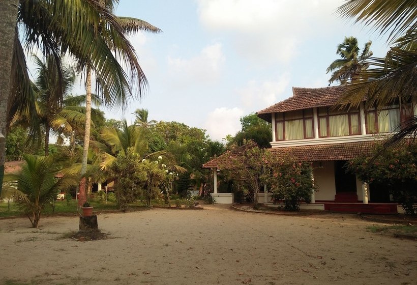 فندق Pozhiyoram Beach Resort