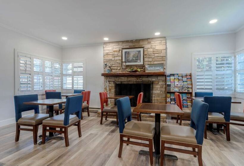 ホテル Comfort Inn Carmel By The Sea