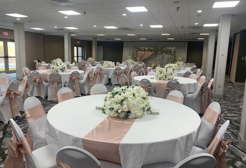 Отель Holiday Inn Express And Suites Pittsburgh West Mifflin, An Ihg