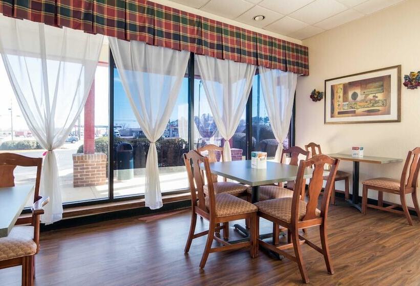 호텔 Econo Lodge Inn & Suites Conference Center