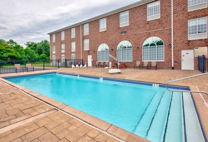 Holiday Inn Express Hotel & Suites Warrenton, An Ihg