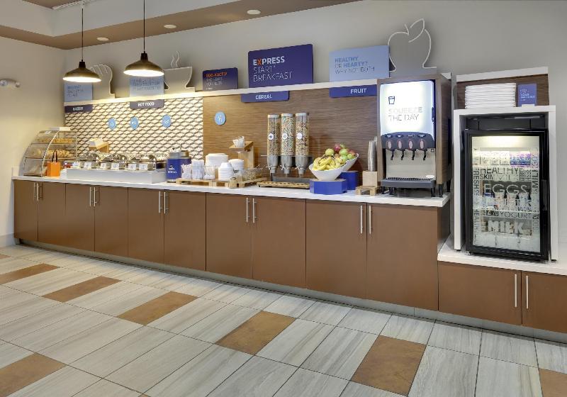 Отель Holiday Inn Express & Suites   Denton North, An Ihg