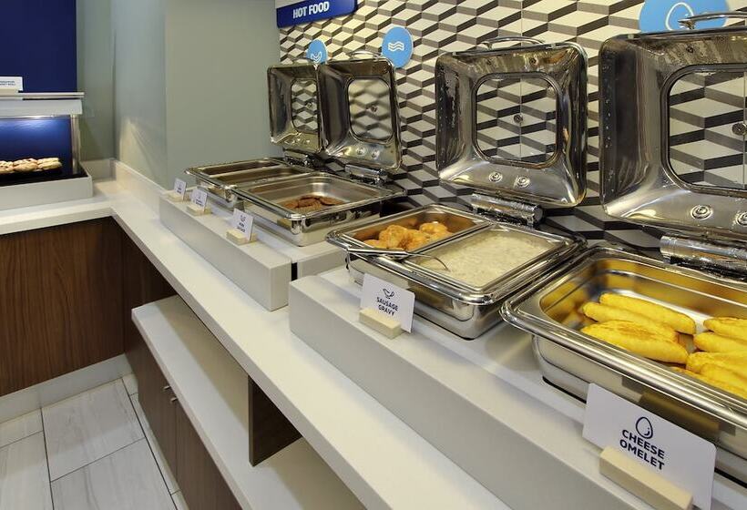 Отель Holiday Inn Express & Suites   Denton North, An Ihg