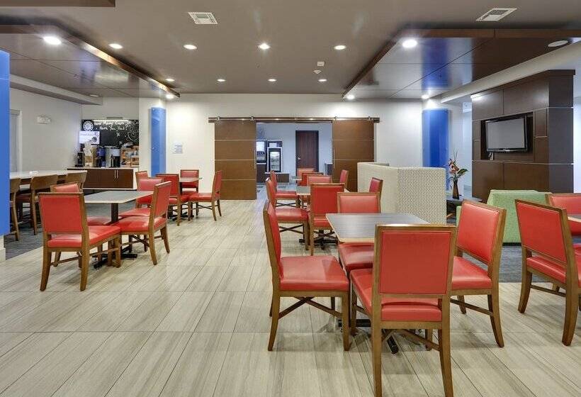 בית מלון כפרי Holiday Inn Express & Suites   Denton North, An Ihg