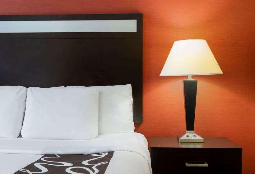 هتل La Quinta By Wyndham Warner Robins   Robins Afb