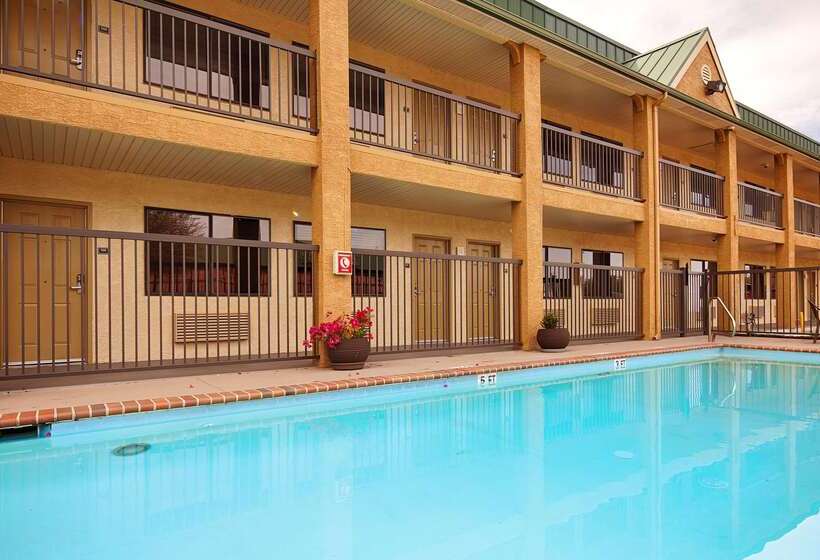 호텔 Best Western Cedar Inn