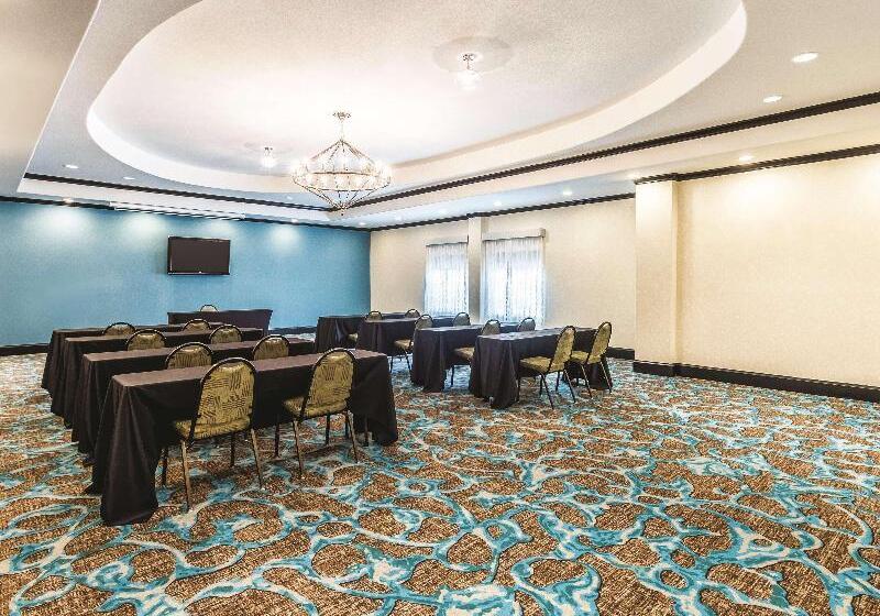 בית מלון כפרי La Quinta By Wyndham Dallas Grand Prairie South