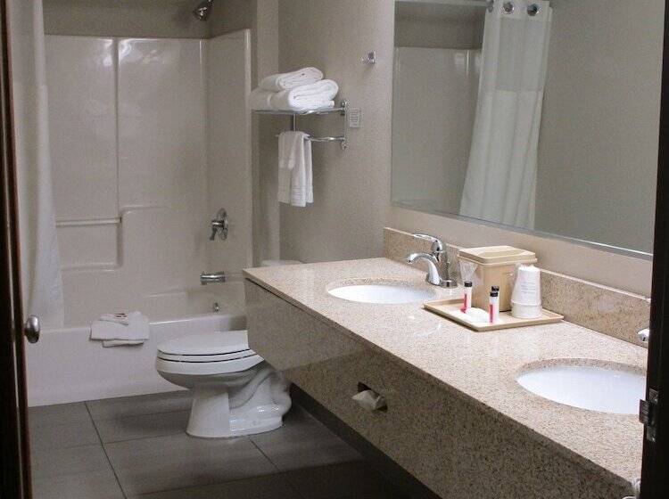 בית מלון כפרי Ramada By Wyndham Platte City Kci Airport