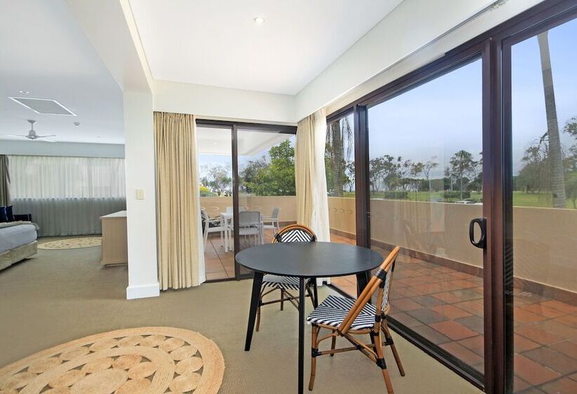 هتل Waves  Byron Bay