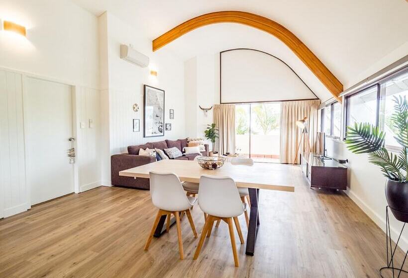 هتل Waves  Byron Bay