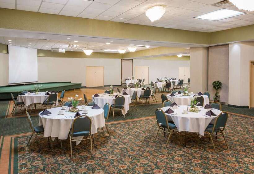 فندق Days Inn & Conf Center By Wyndham Southern Pines Pinehurst