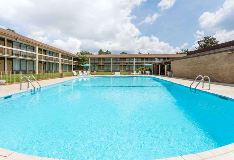 فندق Days Inn & Conf Center By Wyndham Southern Pines Pinehurst