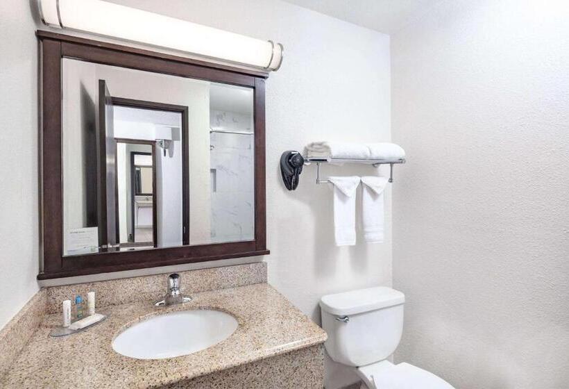 فندق Travelodge By Wyndham Newport