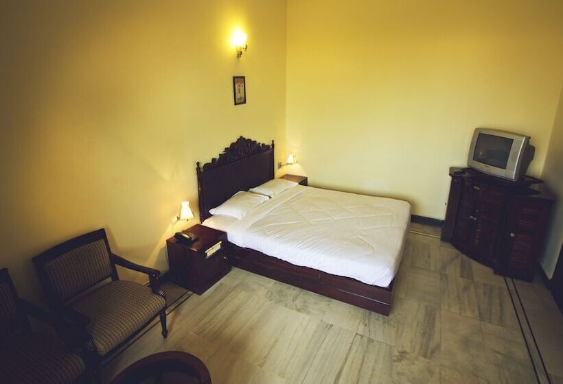 فندق Paradise Isle Beach Resort