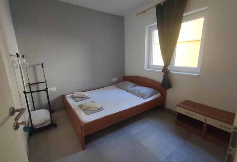 Subtub Hostel Makarska