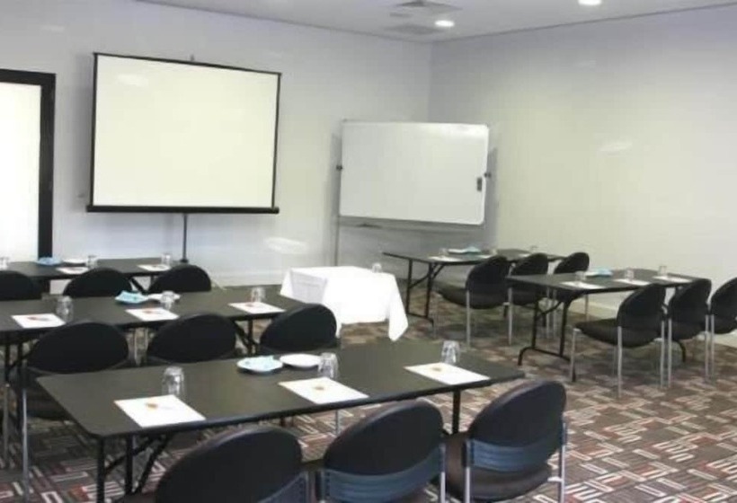 בית מלון כפרי Chancellor Executive Apartments