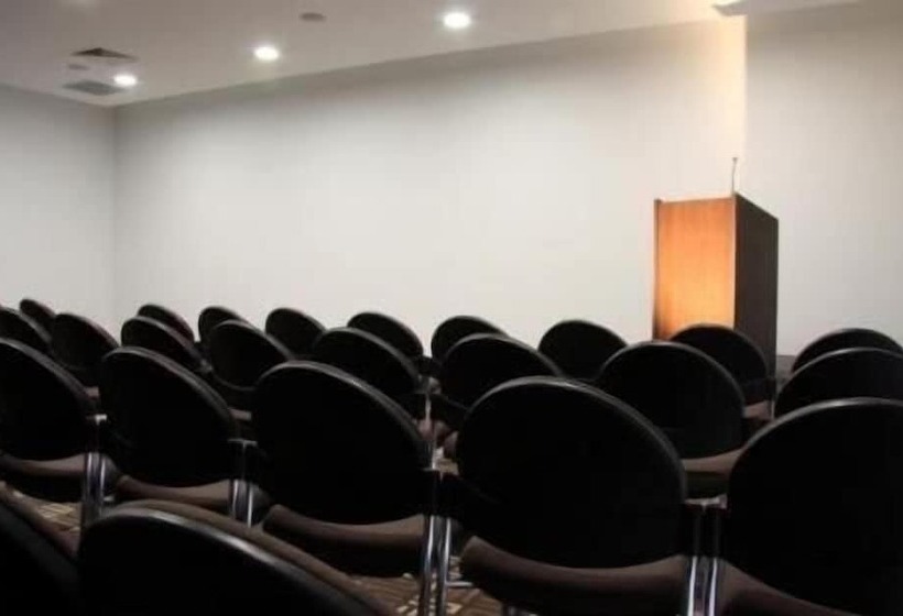 בית מלון כפרי Chancellor Executive Apartments