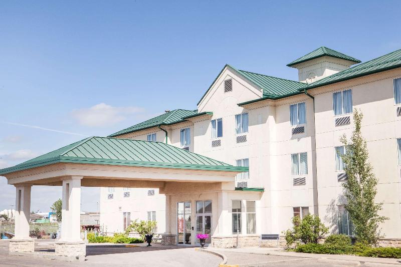 هتل Ramada By Wyndham Estevan