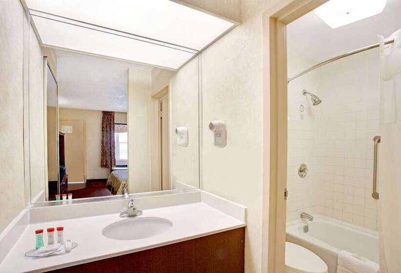 فندق Ramada By Wyndham West Memphis
