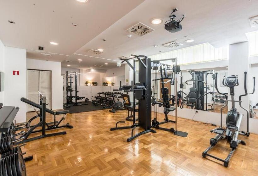 هتل Annex Building Of Art