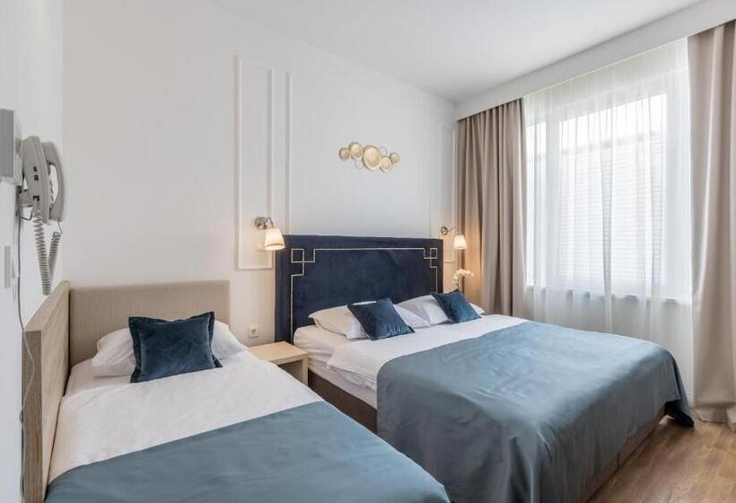 هتل Annex Building Of Art