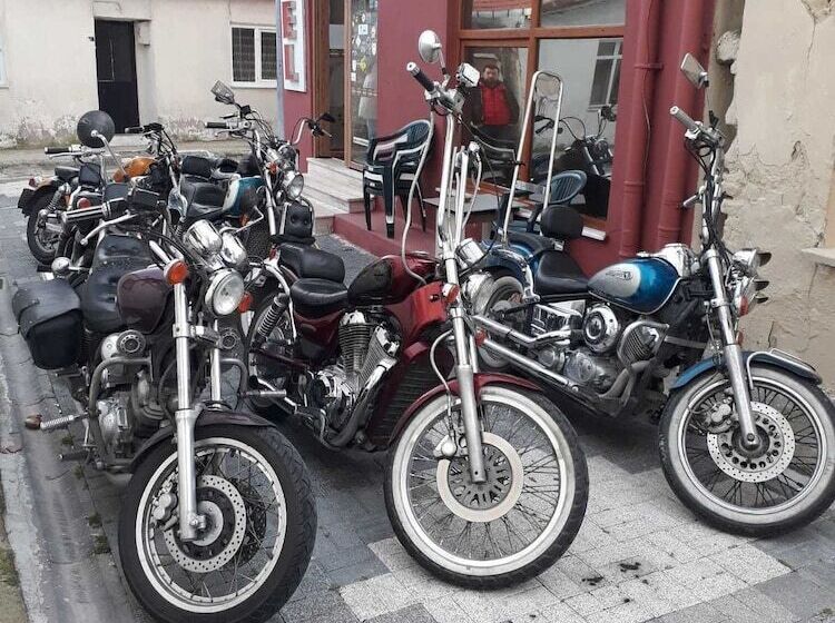 هتل Crowded House