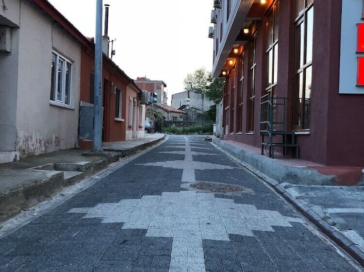 هتل Crowded House