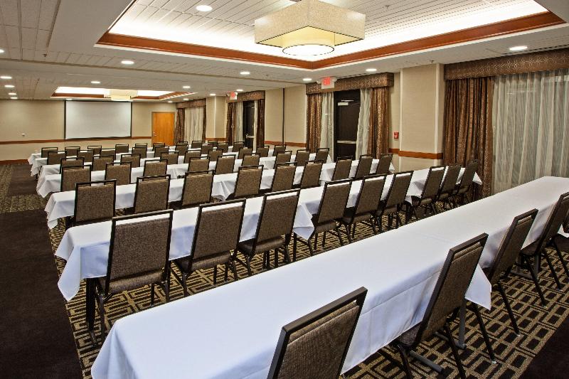 فندق Holiday Inn Express And Suites Columbus Edinburgh By Ihg