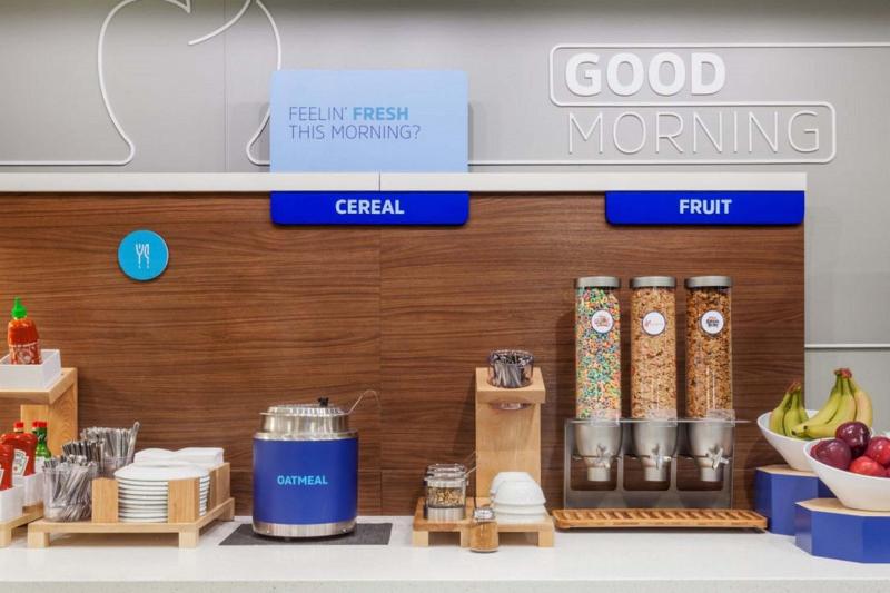 فندق Holiday Inn Express And Suites Columbus Edinburgh By Ihg